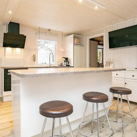 Three-bedroom Holiday In 16 Blokhus