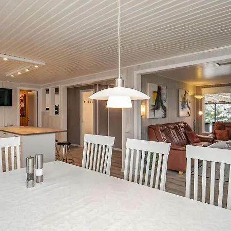 Three-bedroom Holiday In 16 Semesterbostad *